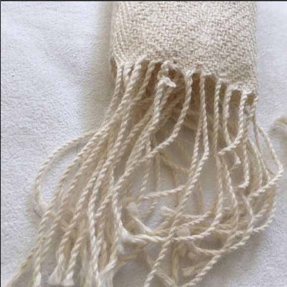 NEW LATIN COLLECTION Cream Hand Woven Alpaca Scarf - Picture 3 of 5